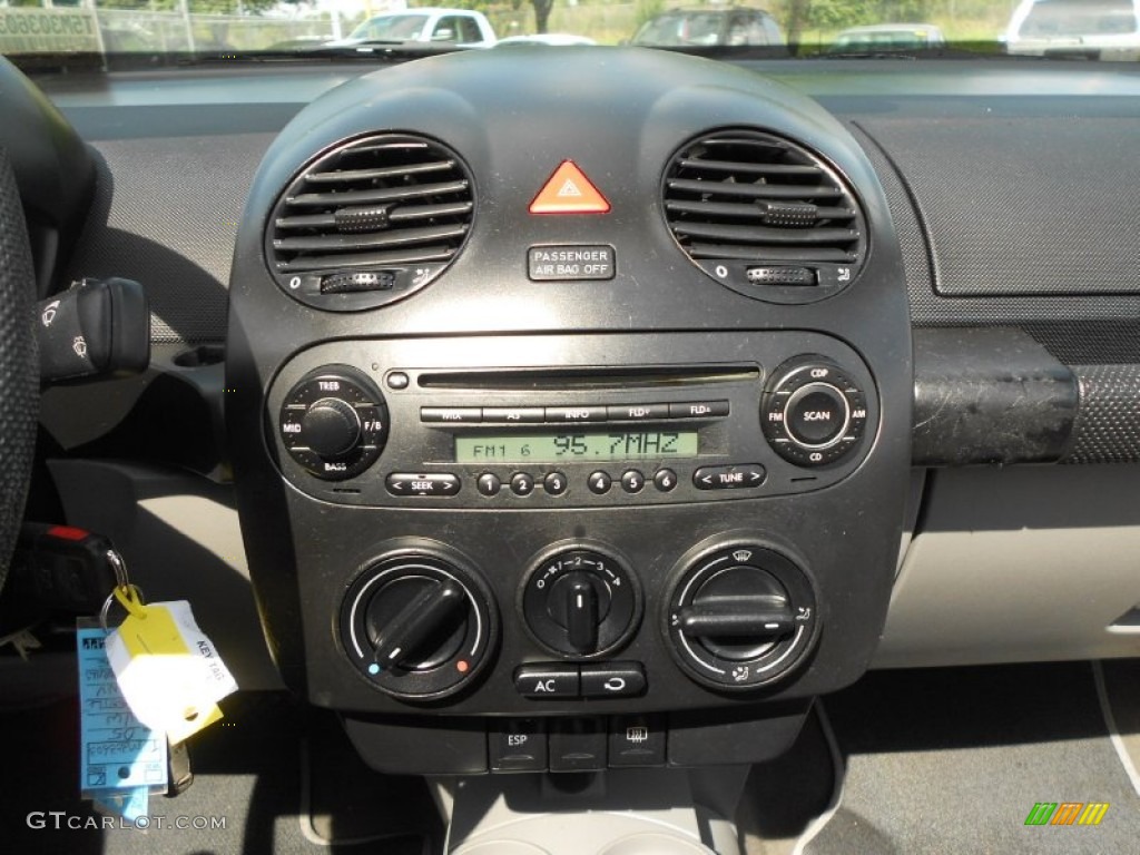 2005 Volkswagen New Beetle GL Convertible Controls Photo #66797076