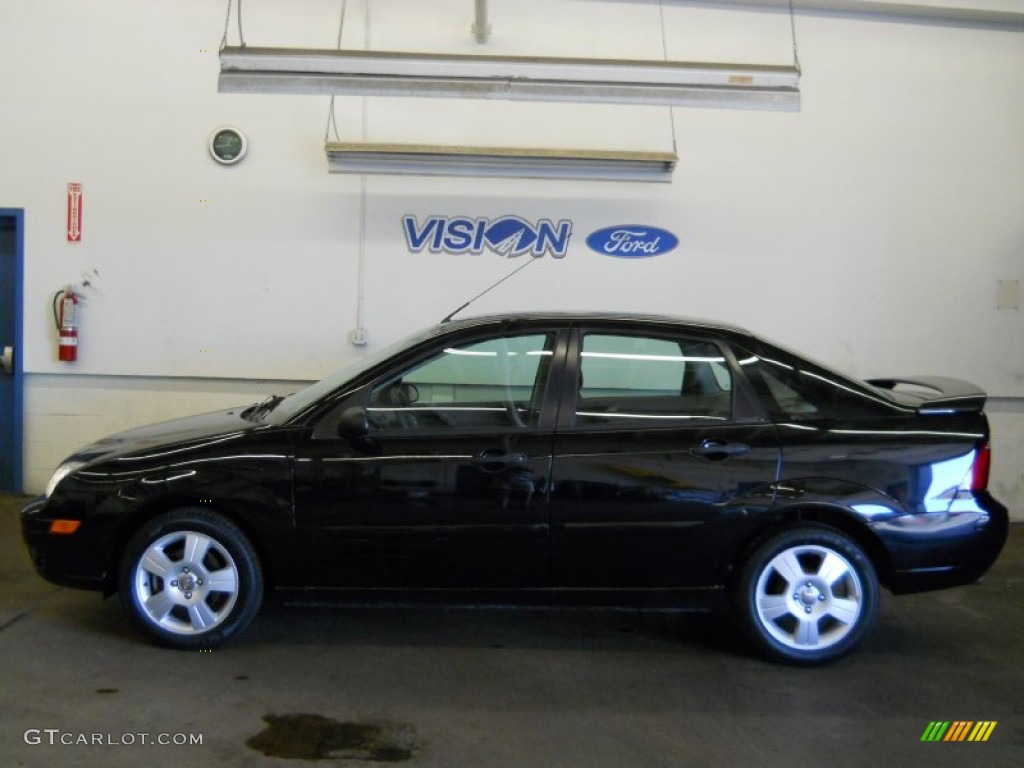 2005 Focus ZX4 SES Sedan - Pitch Black / Dark Flint/Light Flint photo #12