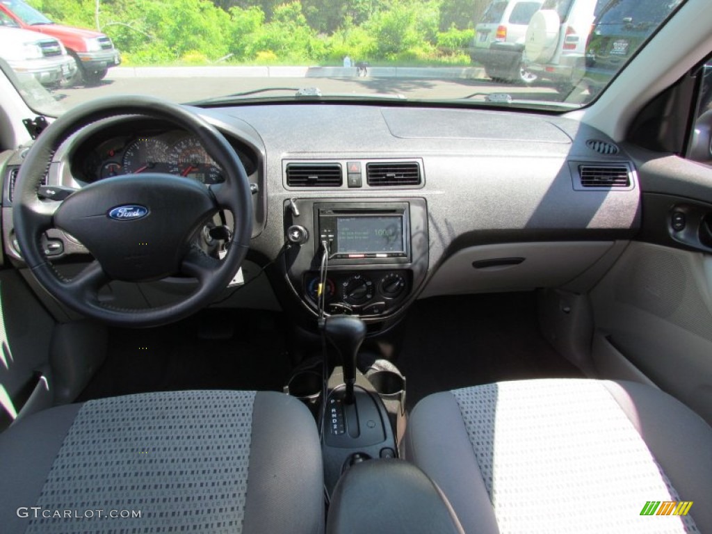 2007 Ford Focus ZX4 SE Sedan Charcoal/Light Flint Dashboard Photo #66823670