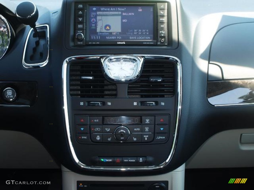 2012 Chrysler Town & Country Limited Controls Photos