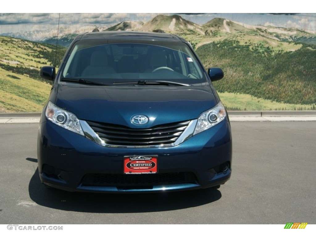 2011 Sienna LE - South Pacific Blue Pearl / Light Gray photo #7
