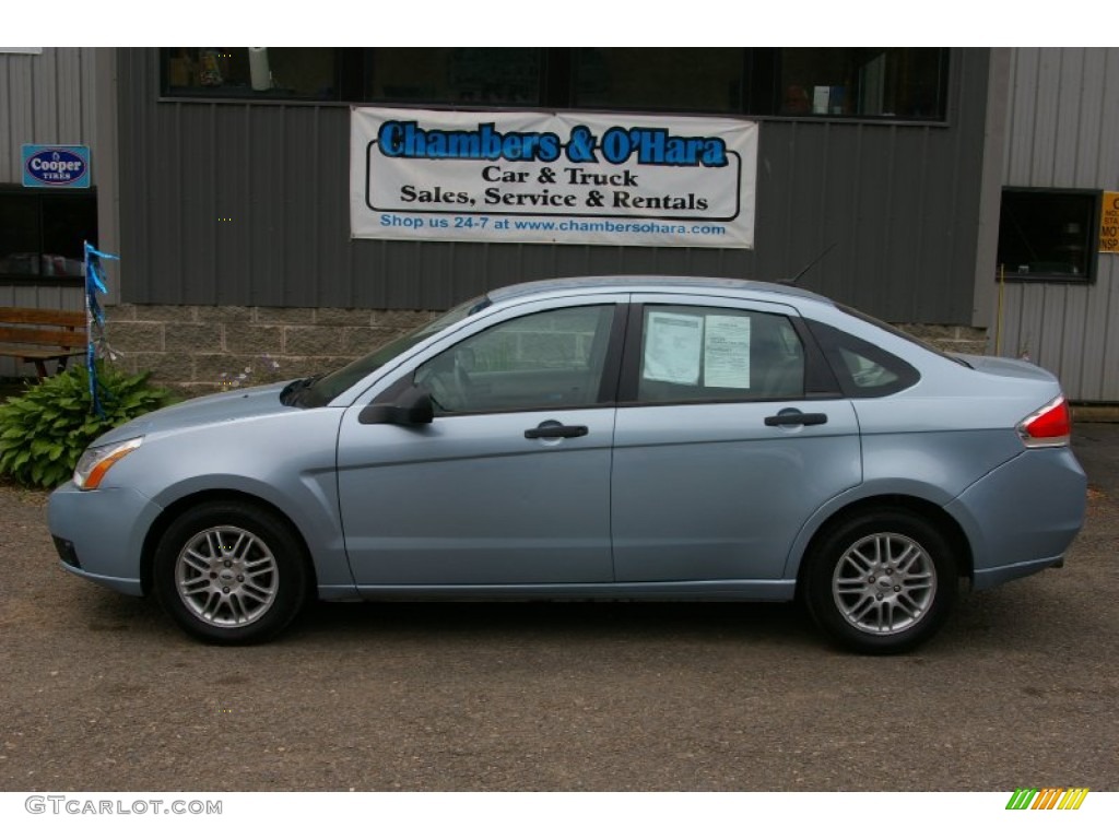 2009 Focus SE Sedan - Light Ice Blue Metallic / Medium Stone photo #2