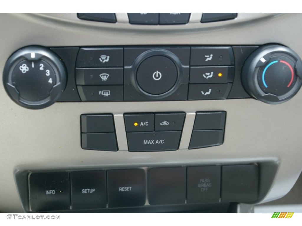 2009 Focus SE Sedan - Light Ice Blue Metallic / Medium Stone photo #7