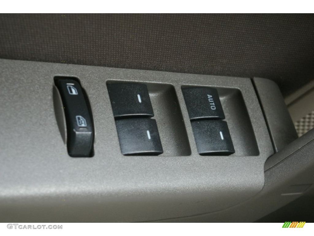 2009 Focus SE Sedan - Light Ice Blue Metallic / Medium Stone photo #10