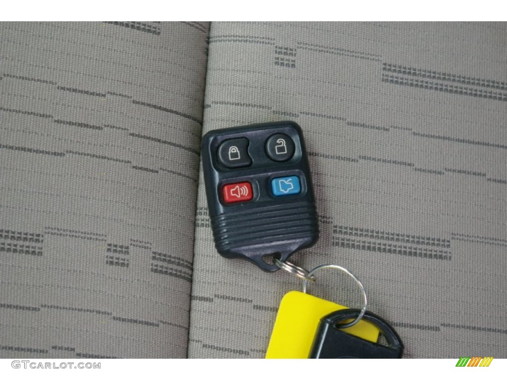 2009 Focus SE Sedan - Light Ice Blue Metallic / Medium Stone photo #11