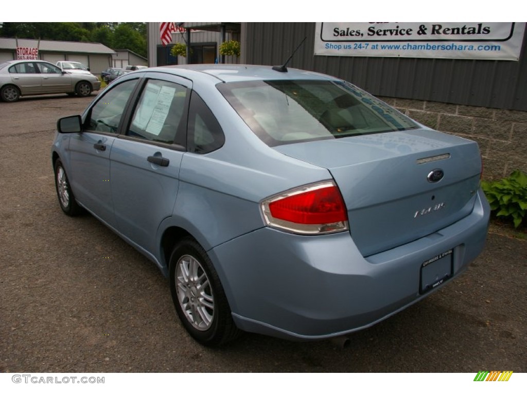 2009 Focus SE Sedan - Light Ice Blue Metallic / Medium Stone photo #12