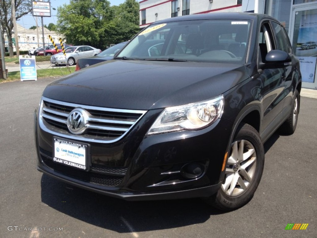 Deep Black Metallic Volkswagen Tiguan