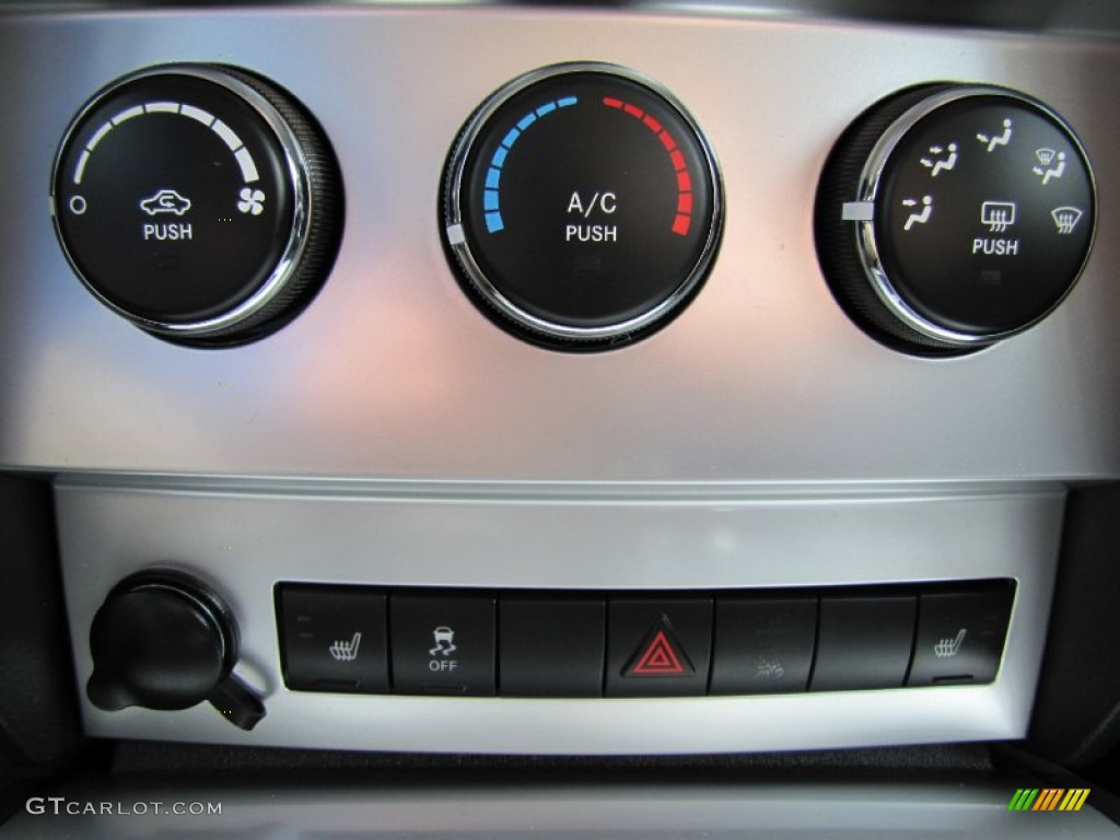 2011 Dodge Nitro SXT 4x4 Controls Photos