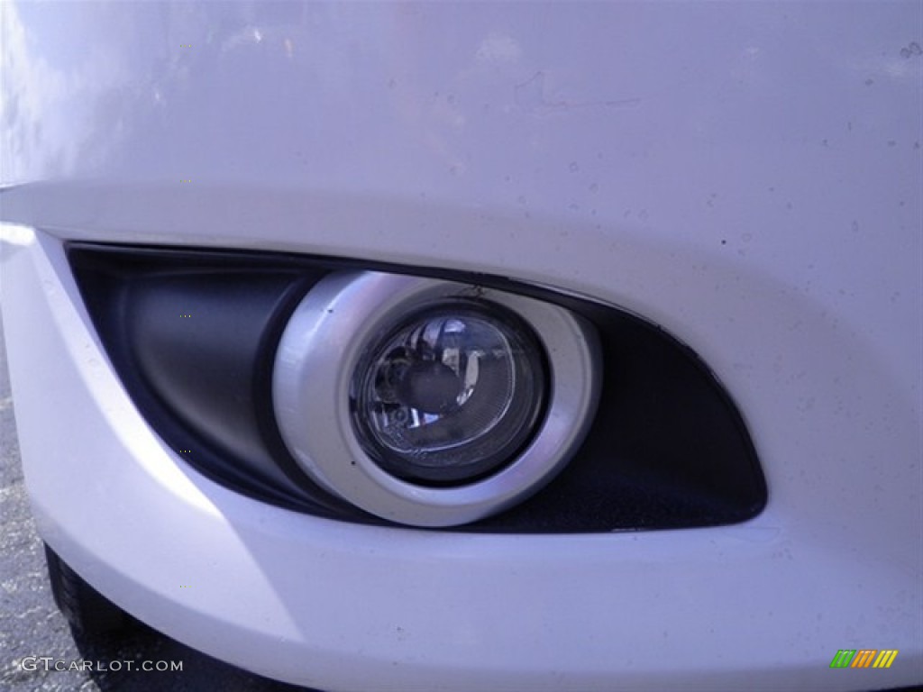 2004 MPV LX - Rally White / Beige photo #4