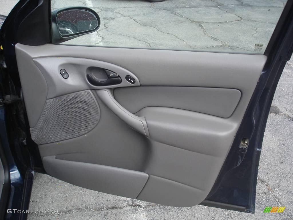2002 Focus SE Sedan - Twilight Blue Metallic / Medium Graphite photo #6