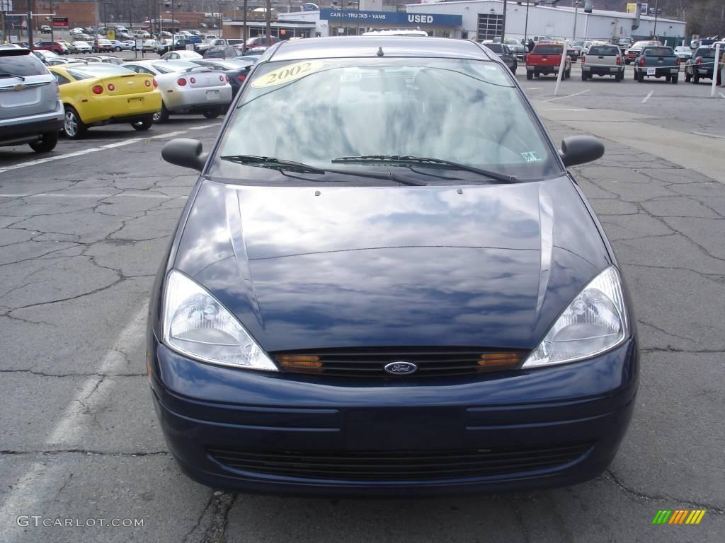 2002 Focus SE Sedan - Twilight Blue Metallic / Medium Graphite photo #10