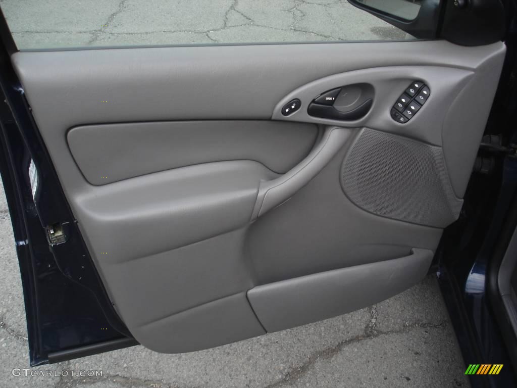 2002 Focus SE Sedan - Twilight Blue Metallic / Medium Graphite photo #14