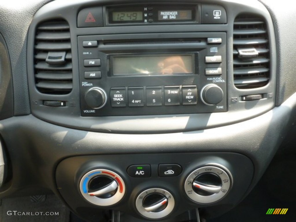 2008 Hyundai Accent GS Coupe Controls Photos