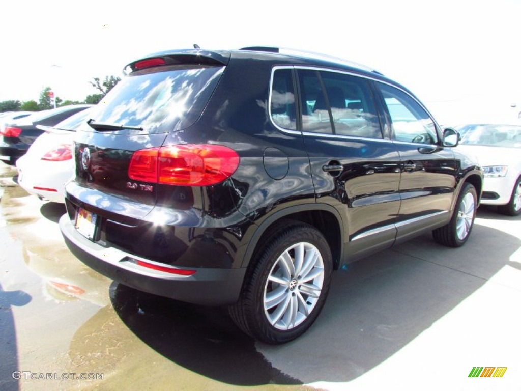 2012 Tiguan SE - Deep Black Metallic / Black photo #2