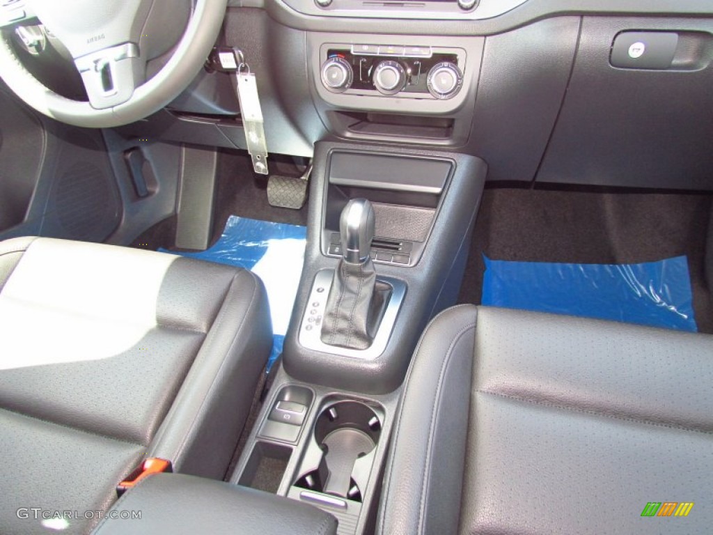 2012 Tiguan SE - Deep Black Metallic / Black photo #6