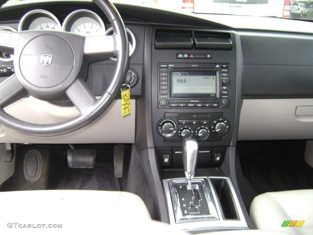 2005 Dodge Magnum R/T AWD Dark Slate Gray/Light Graystone Dashboard Photo #66932671