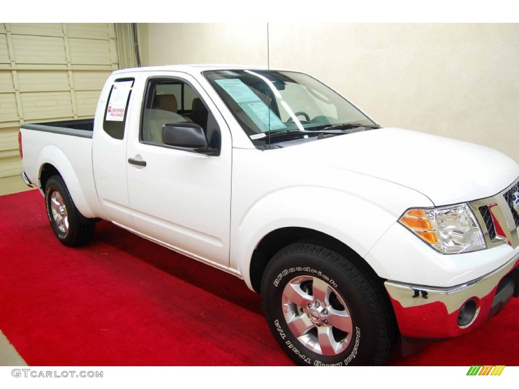 2011 Frontier SV King Cab - Avalanche White / Beige photo #1