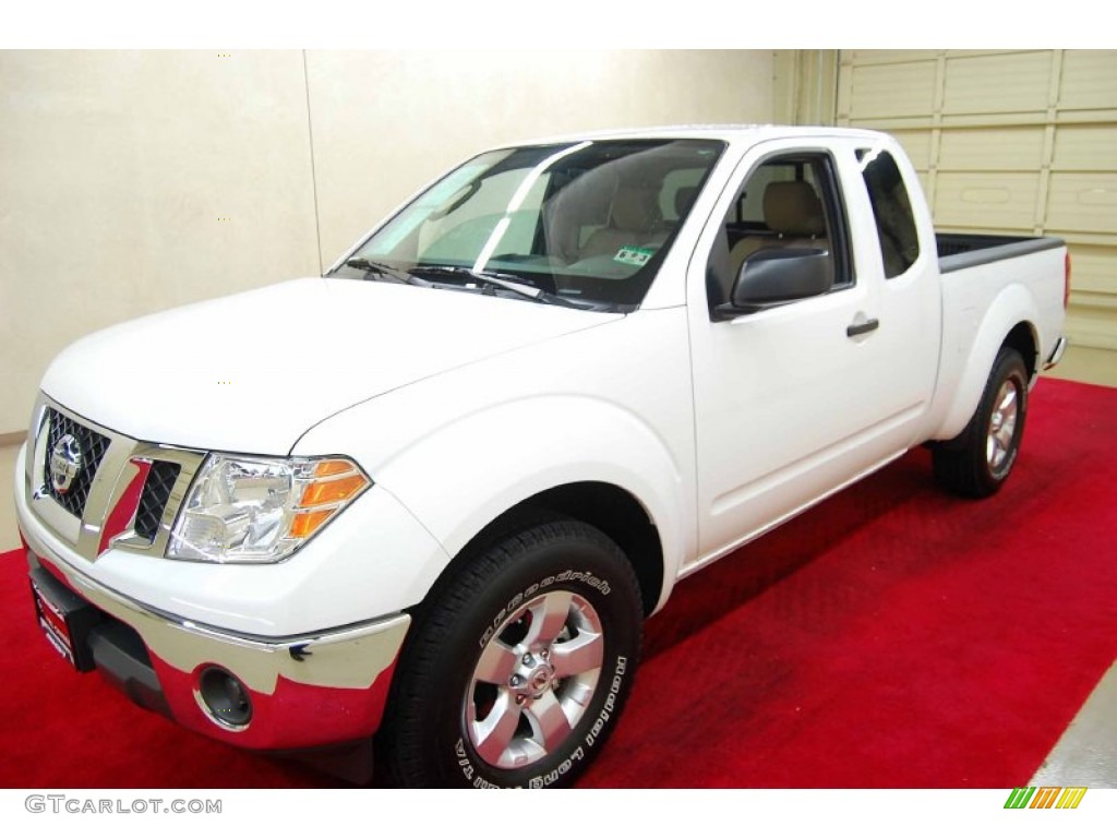 2011 Frontier SV King Cab - Avalanche White / Beige photo #3