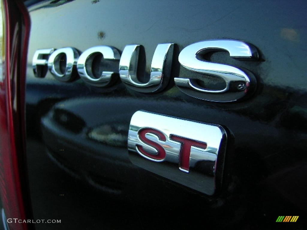 2005 Focus ZX4 ST Sedan - Pitch Black / Charcoal/Charcoal photo #16