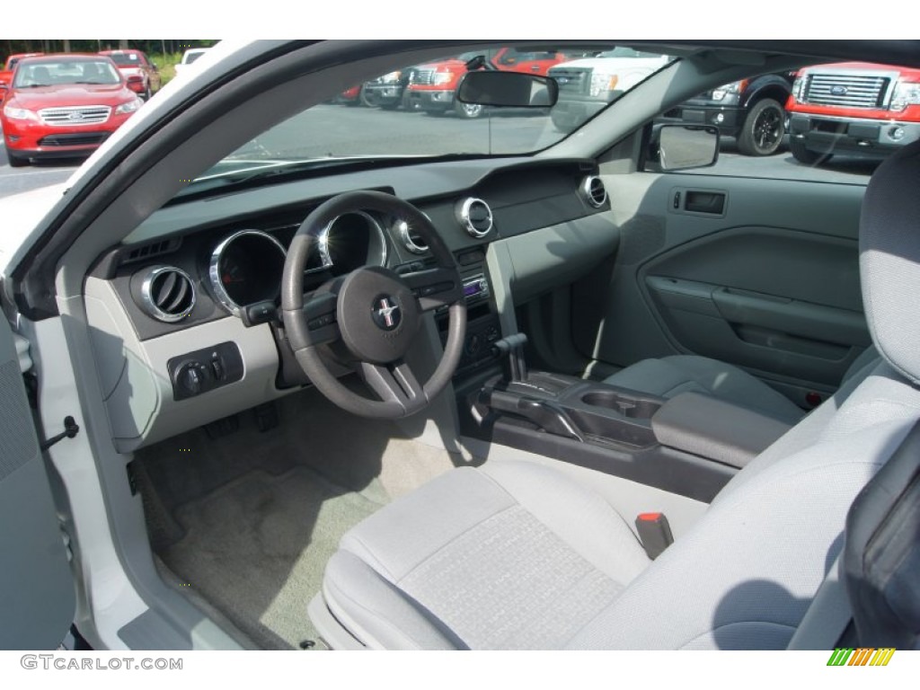 2005 Mustang V6 Deluxe Coupe - Performance White / Light Graphite photo #17