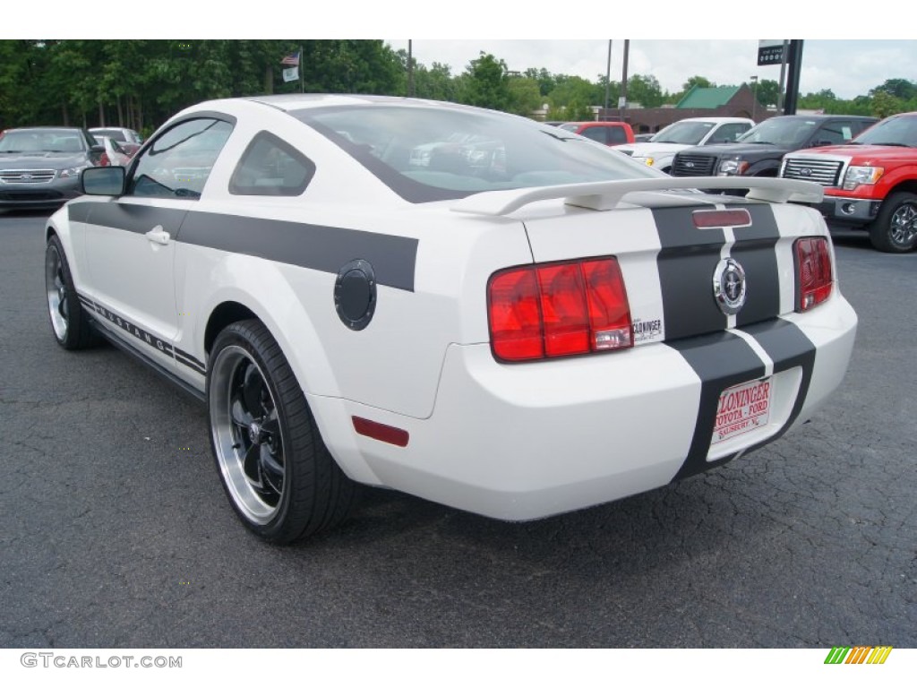 2005 Mustang V6 Deluxe Coupe - Performance White / Light Graphite photo #28