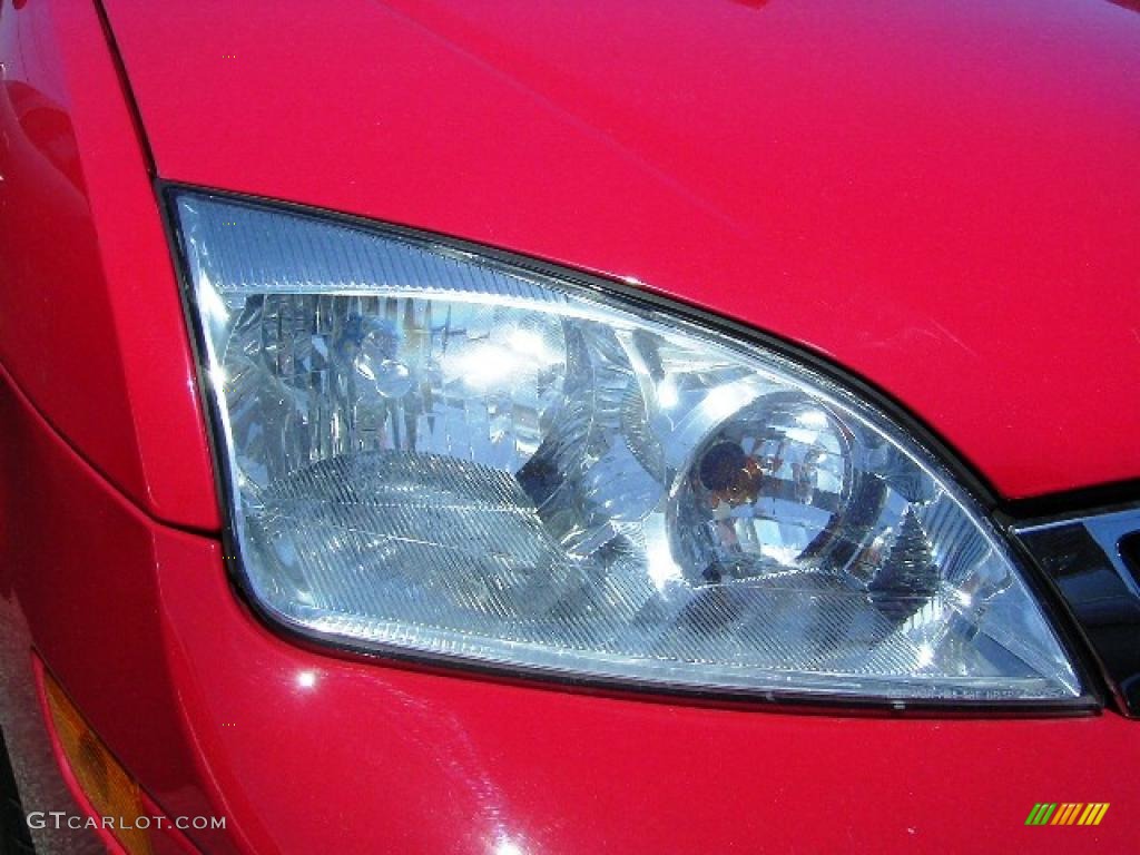2006 Focus ZX4 SE Sedan - Infra-Red / Dark Flint/Light Flint photo #2