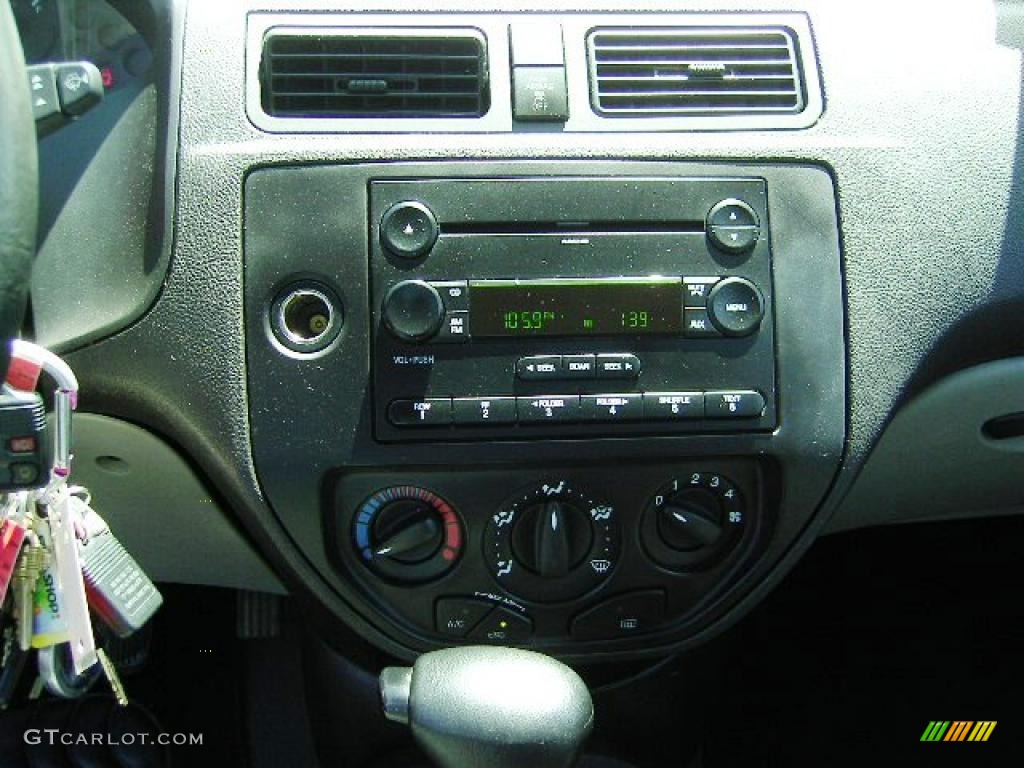2006 Focus ZX4 SE Sedan - Infra-Red / Dark Flint/Light Flint photo #6