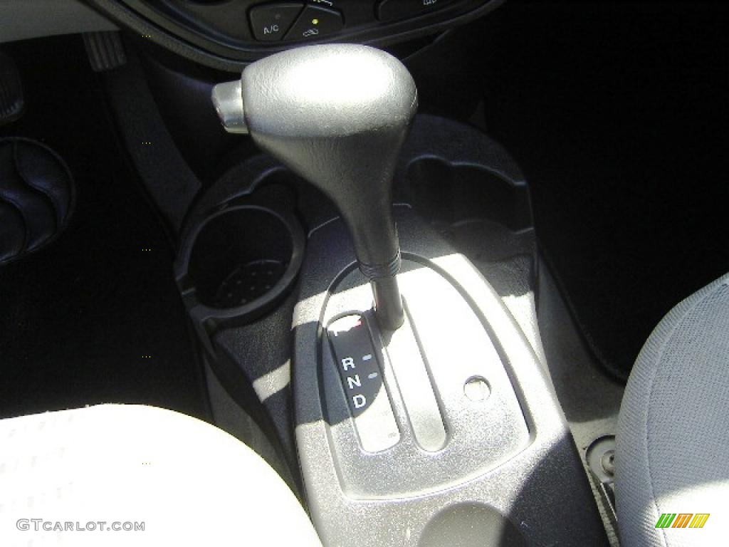 2006 Focus ZX4 SE Sedan - Infra-Red / Dark Flint/Light Flint photo #7