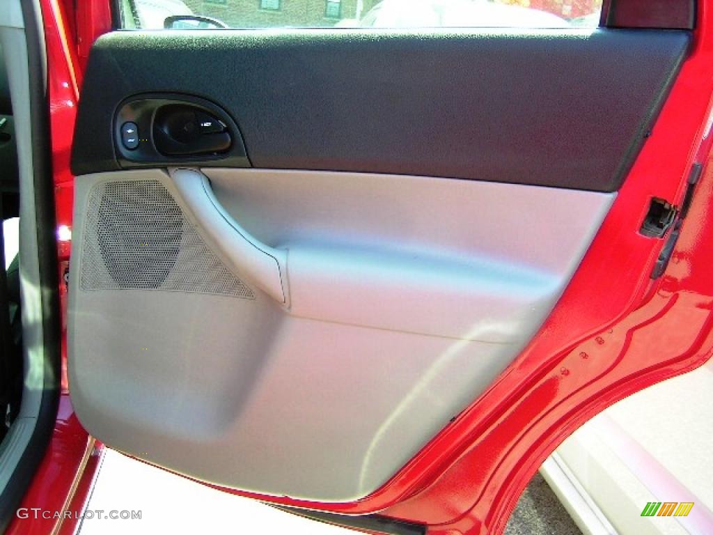 2006 Focus ZX4 SE Sedan - Infra-Red / Dark Flint/Light Flint photo #20