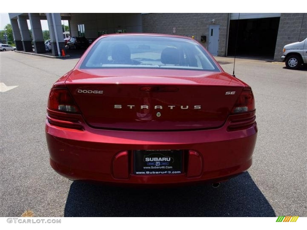 2002 Stratus SE Sedan - Inferno Red Pearl / Dark Slate Gray photo #6