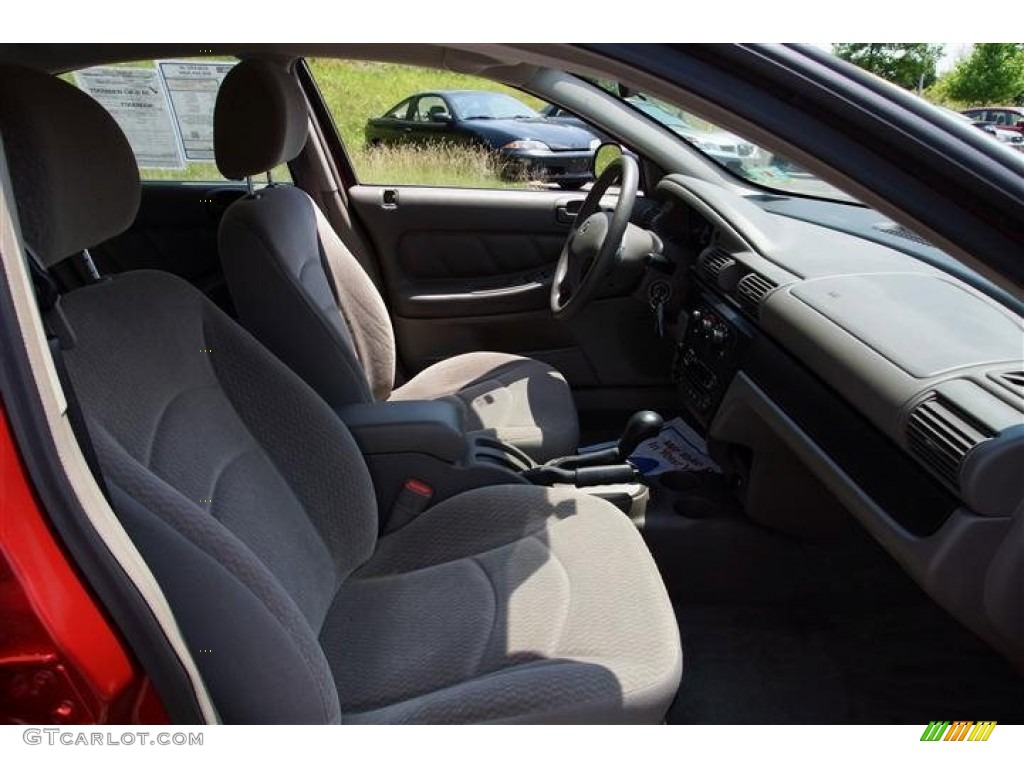 2002 Stratus SE Sedan - Inferno Red Pearl / Dark Slate Gray photo #24
