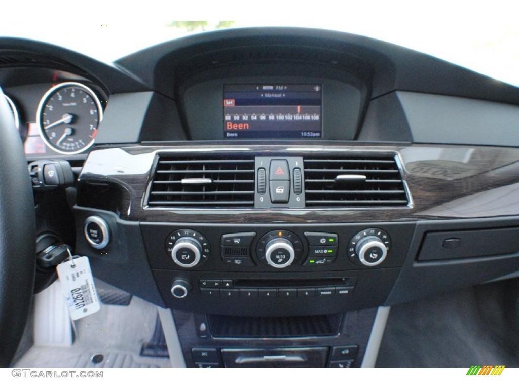 2010 BMW 5 Series 528i xDrive Sedan Controls Photo #67025841