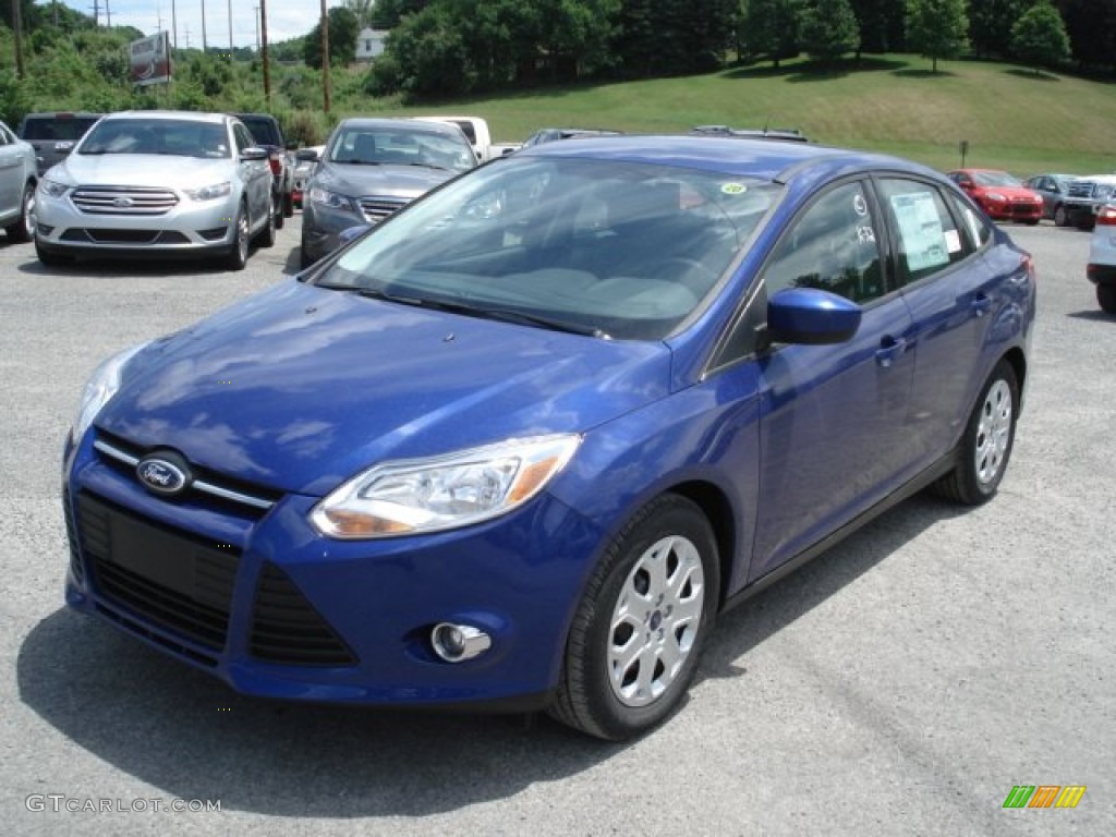 2012 Focus SE Sedan - Sonic Blue Metallic / Charcoal Black photo #4