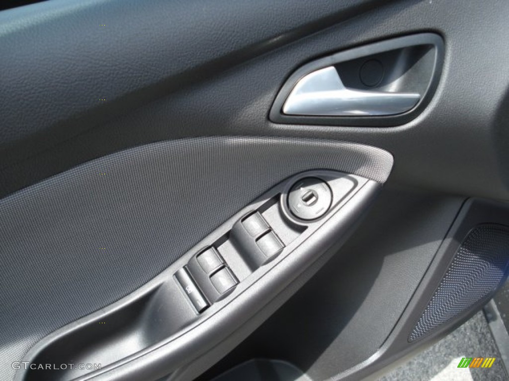 2012 Focus SE Sedan - Sonic Blue Metallic / Charcoal Black photo #15