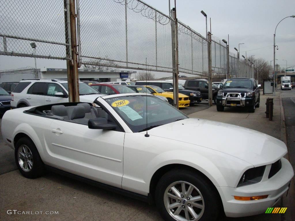 2007 Mustang V6 Deluxe Convertible - Performance White / Light Graphite photo #1