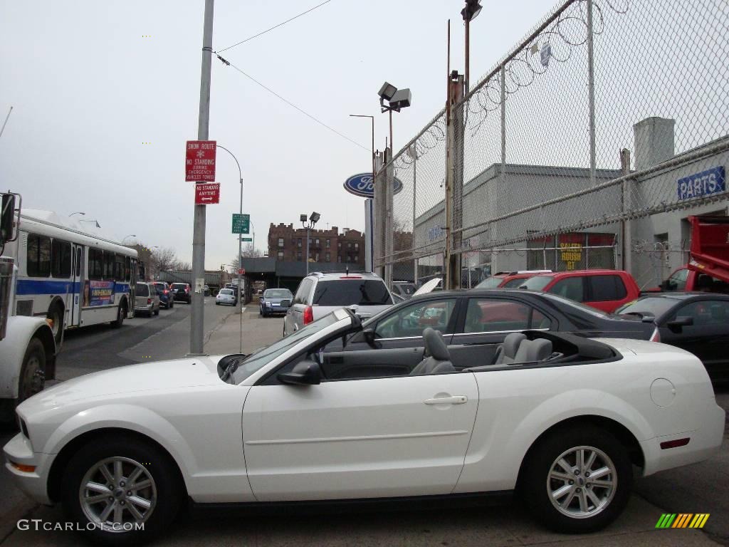 2007 Mustang V6 Deluxe Convertible - Performance White / Light Graphite photo #3