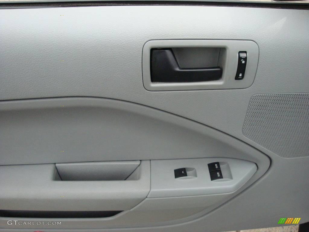 2007 Mustang V6 Deluxe Convertible - Performance White / Light Graphite photo #8