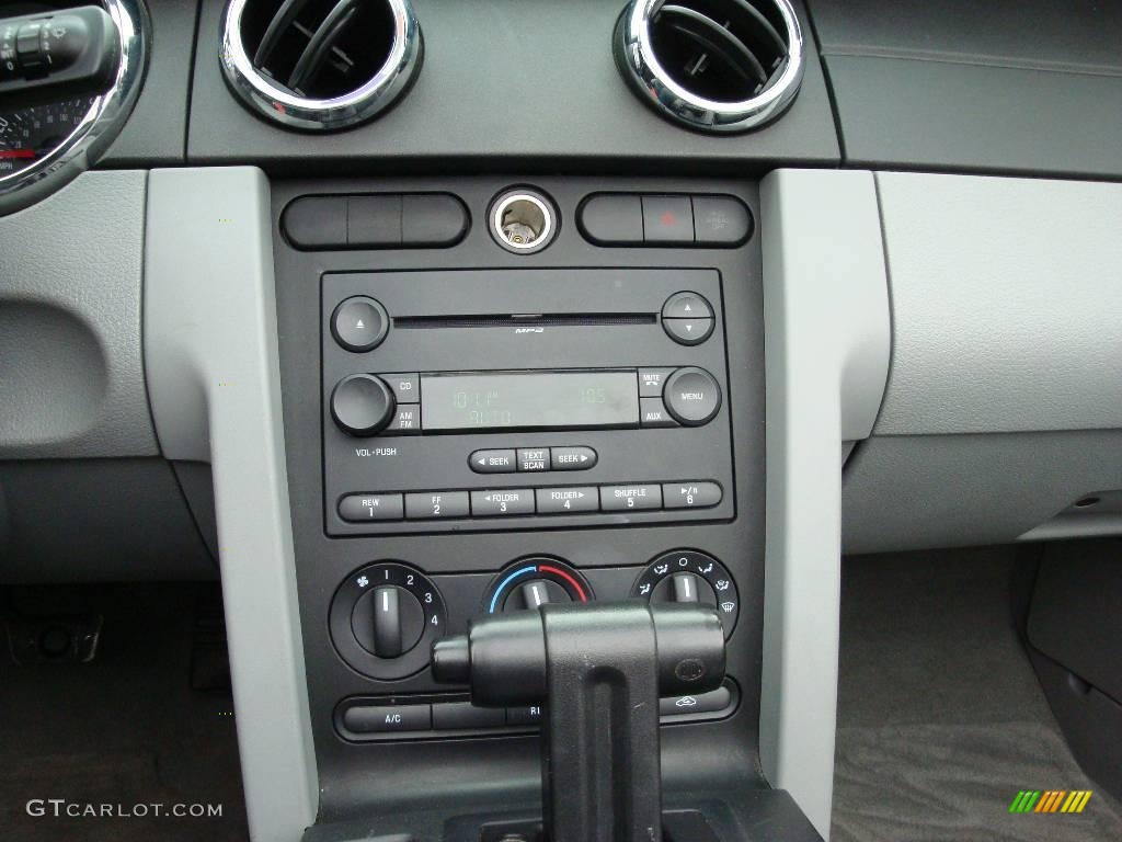 2007 Mustang V6 Deluxe Convertible - Performance White / Light Graphite photo #18