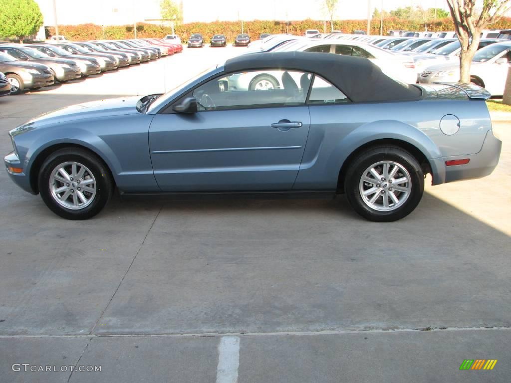 2007 Mustang V6 Premium Convertible - Windveil Blue Metallic / Light Graphite photo #2