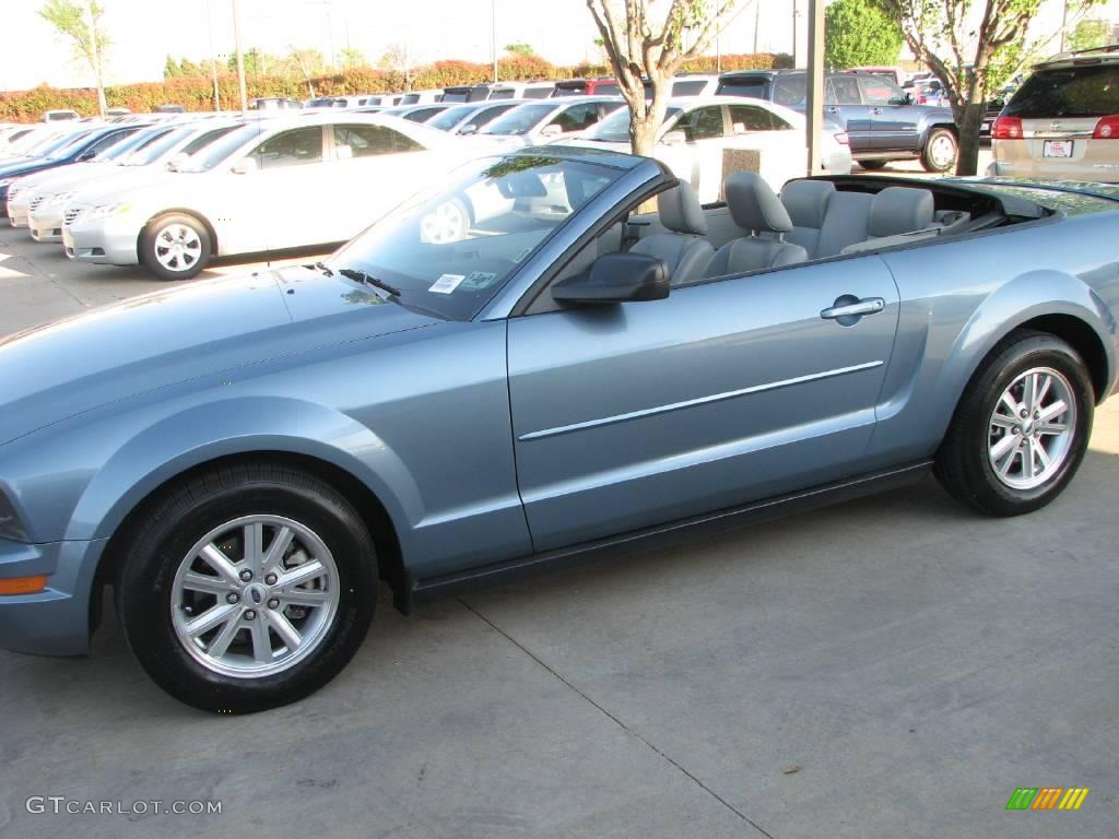 2007 Mustang V6 Premium Convertible - Windveil Blue Metallic / Light Graphite photo #9