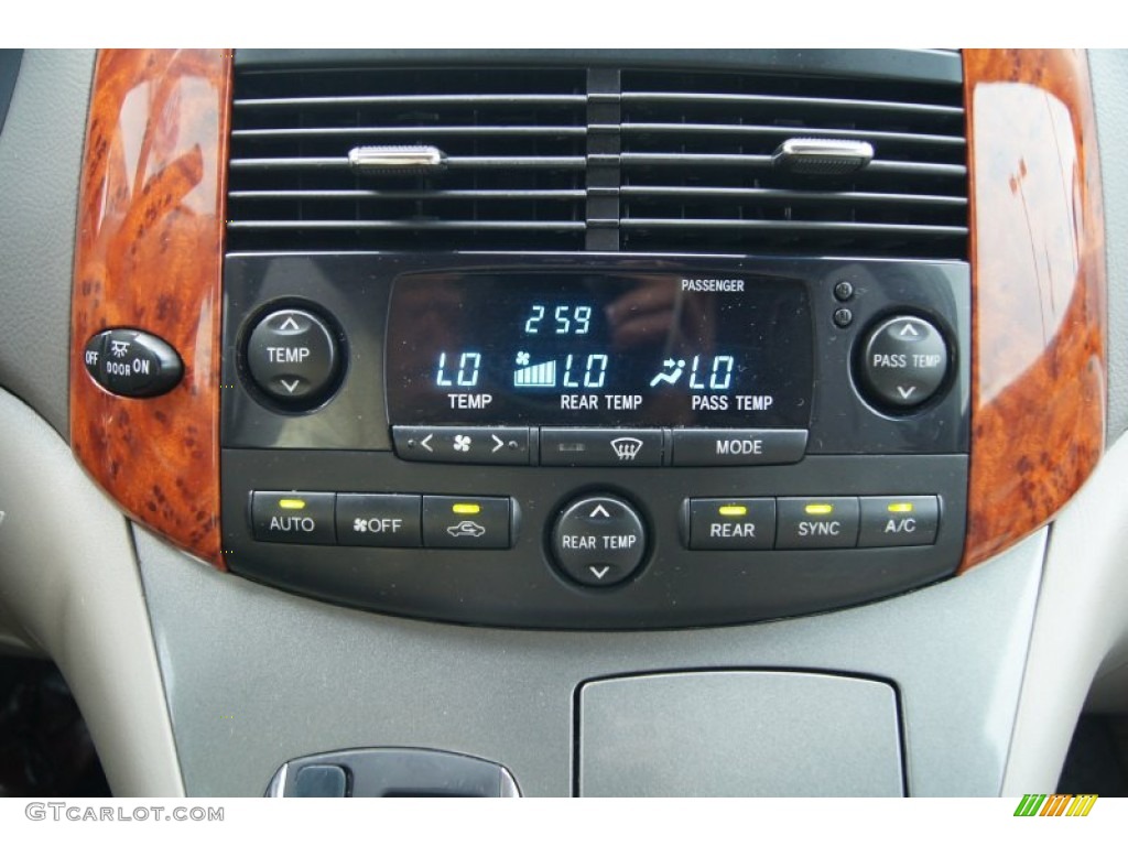 2007 Toyota Sienna XLE Controls Photo #67064977