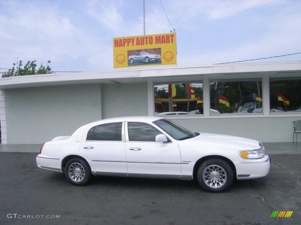 2002 Town Car Signature - Vibrant White / Oxford White/Light Graphite photo #1