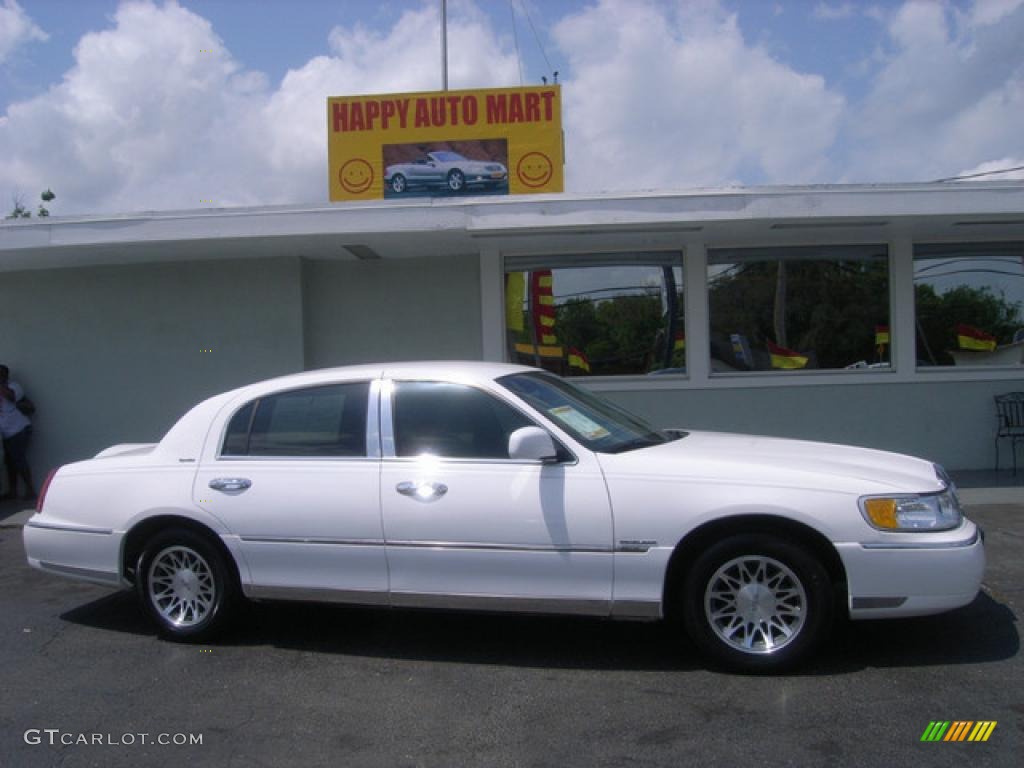 2002 Town Car Signature - Vibrant White / Oxford White/Light Graphite photo #2
