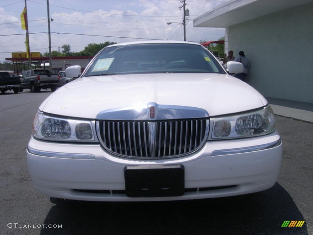 2002 Town Car Signature - Vibrant White / Oxford White/Light Graphite photo #4