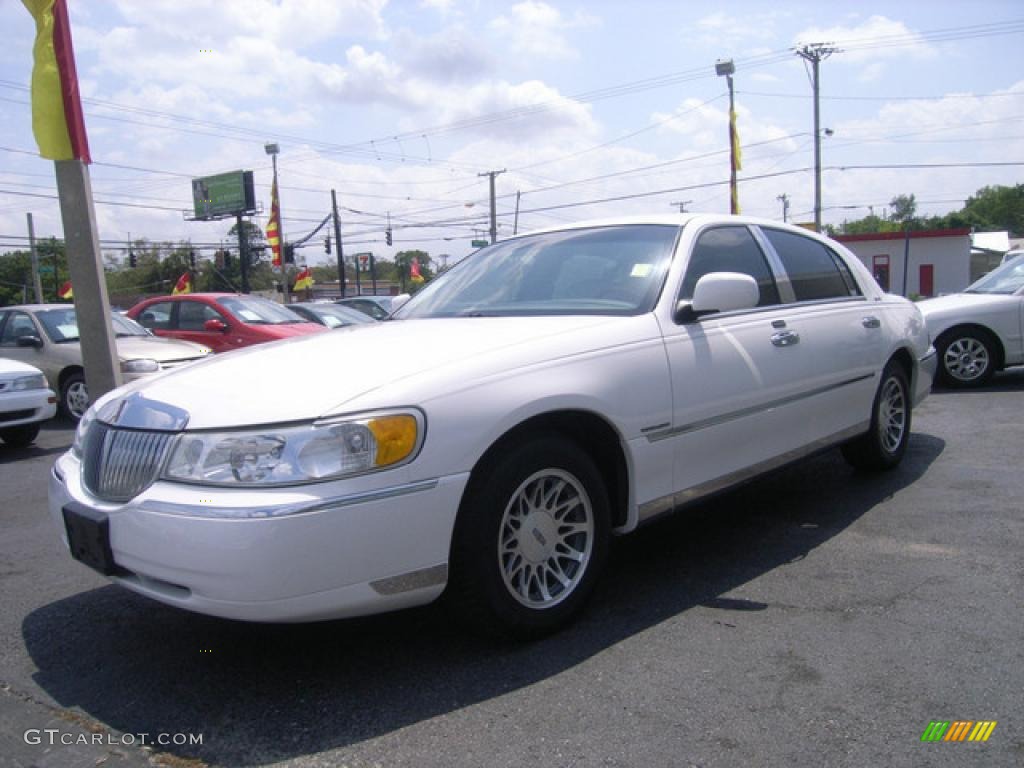 2002 Town Car Signature - Vibrant White / Oxford White/Light Graphite photo #5