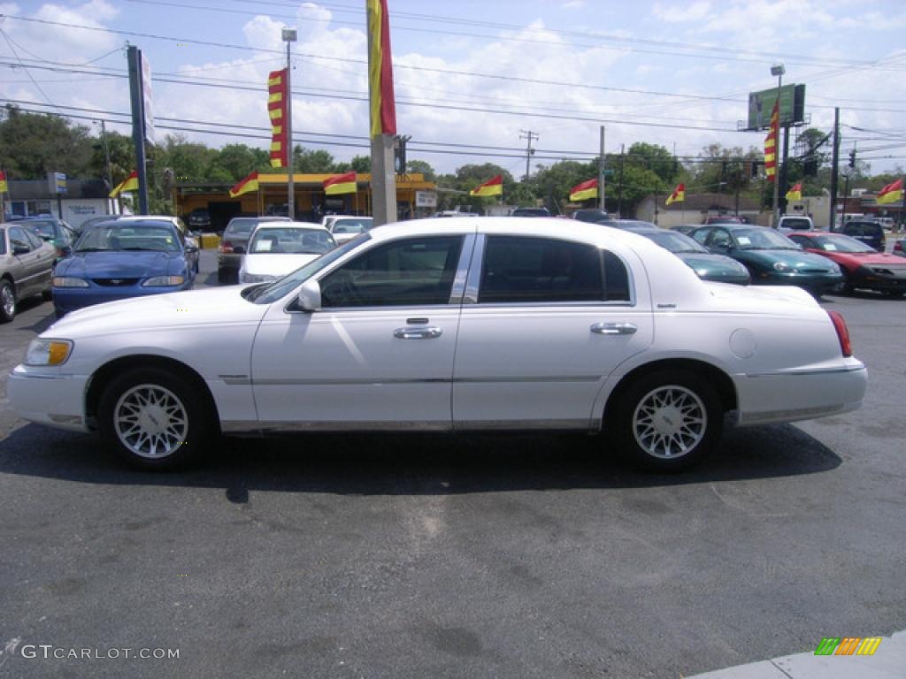 2002 Town Car Signature - Vibrant White / Oxford White/Light Graphite photo #6