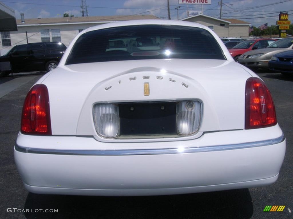 2002 Town Car Signature - Vibrant White / Oxford White/Light Graphite photo #8