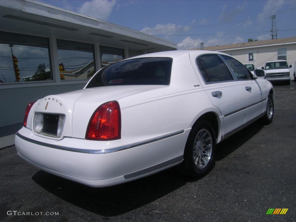 2002 Town Car Signature - Vibrant White / Oxford White/Light Graphite photo #9