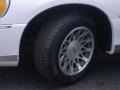 2002 Vibrant White Lincoln Town Car Signature  photo #26