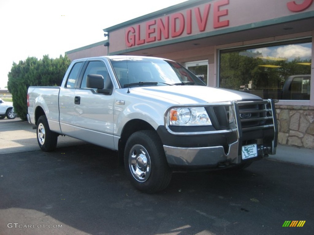 2005 F150 XL SuperCab 4x4 - Silver Metallic / Medium Flint Grey photo #4